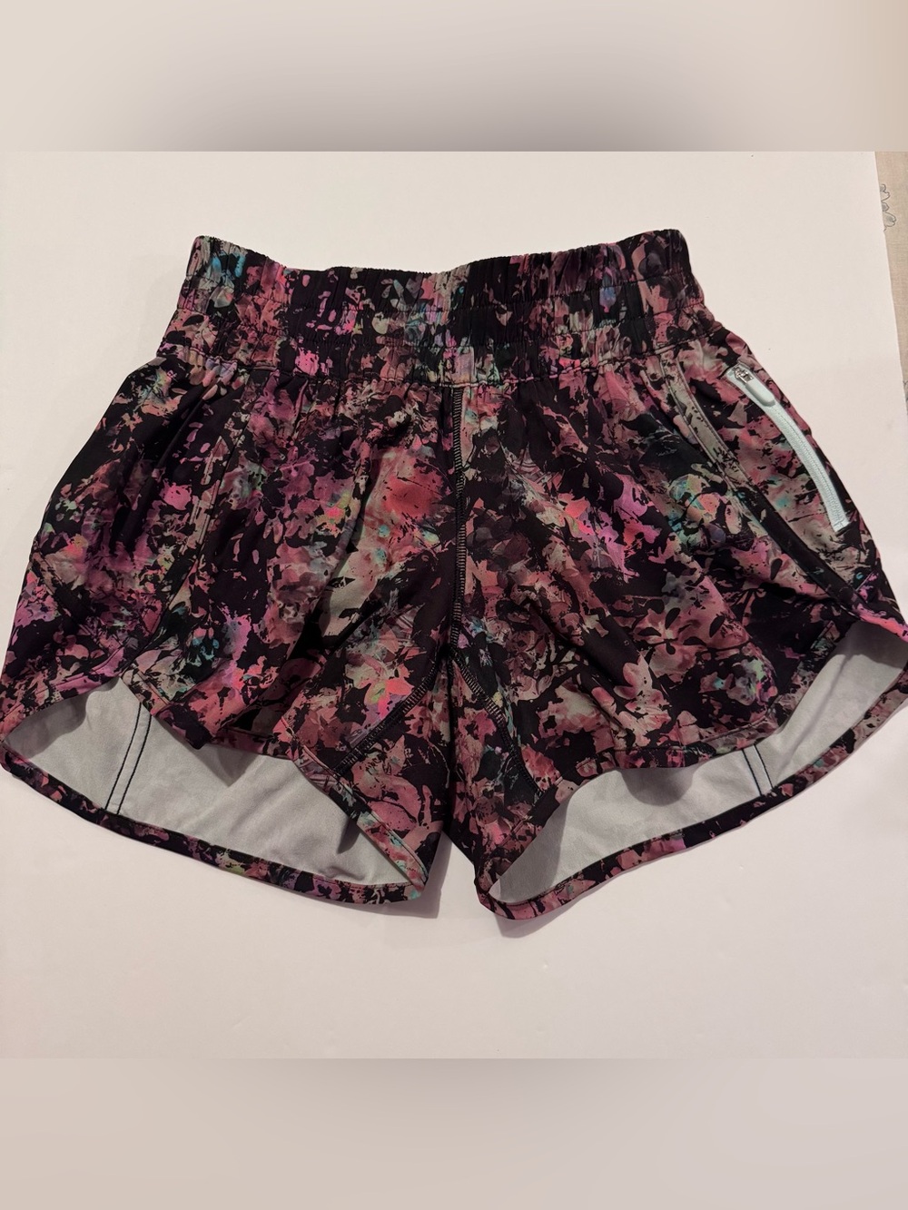 Lululemon Tracker Short III Floral Sport White Multi/Black Lt Blue Liner Size‎ 4